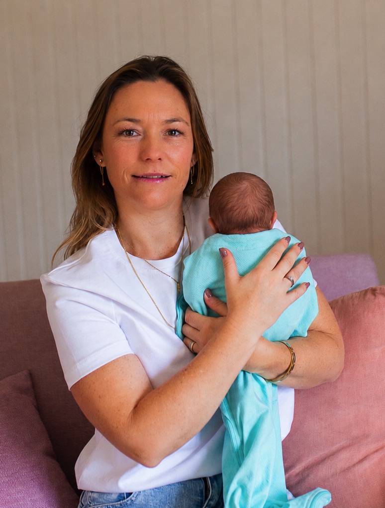 Amelia Hunter con un bebé en brazos